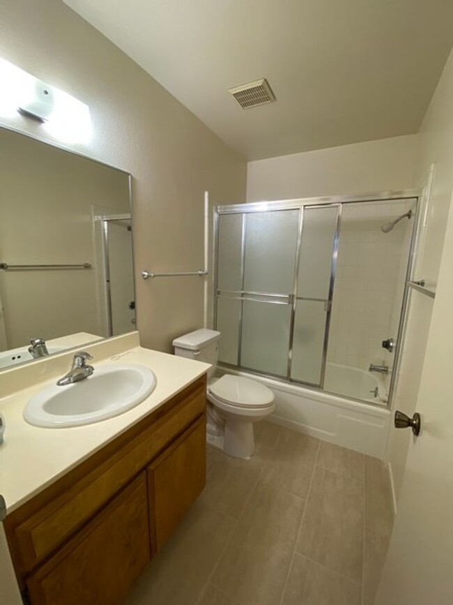 Building Photo - Light and Bright 2 Bedroom Condo in Hancoc...