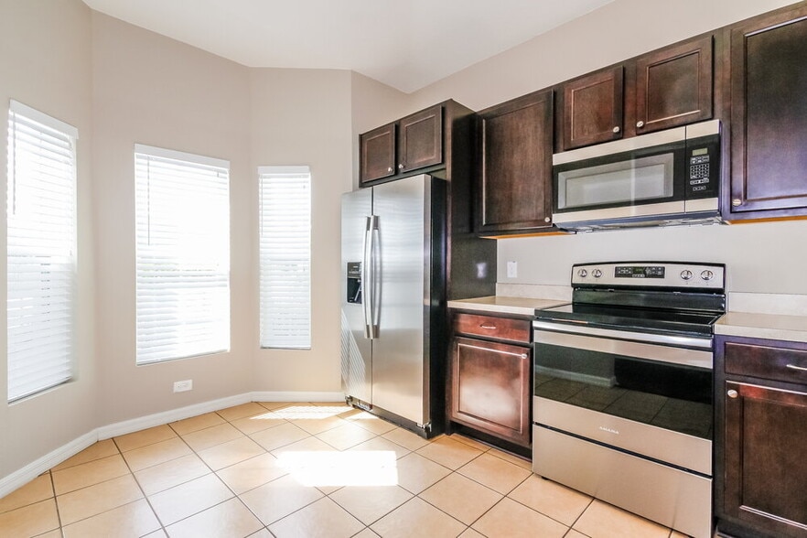 Building Photo - 6870 Glenbrook Dr