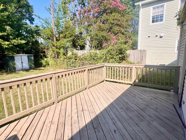 Building Photo - 1104 Little High St