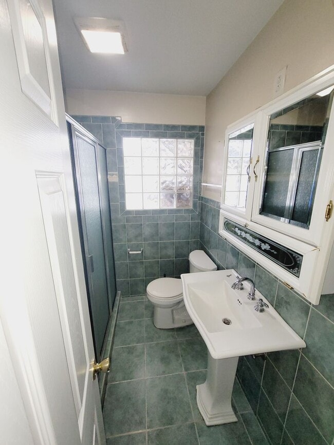 Building Photo - Spacious 3-Bed, 2-Bath Brick Ranch Home fo...