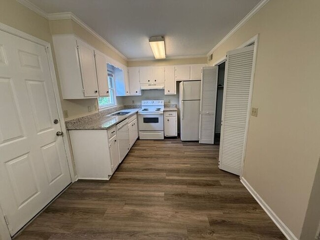 Building Photo - Two story duplex home! feels private like ...