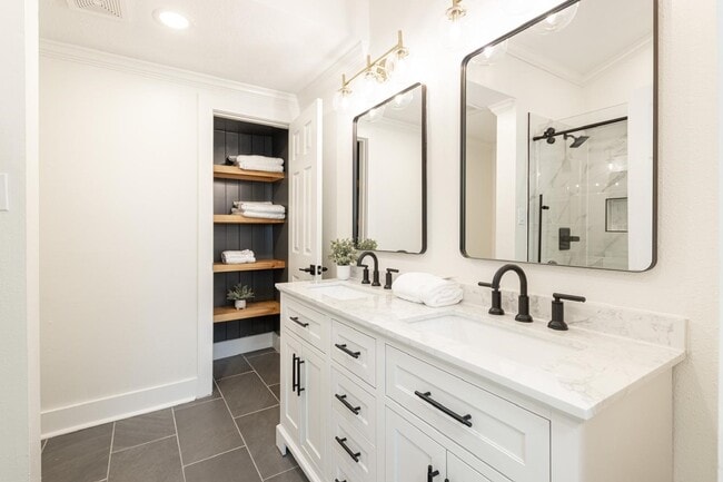 Building Photo - 1102 Ashdale Dr