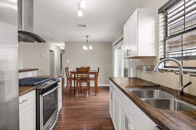 Building Photo - Beautiful home located in the heart of downtown!