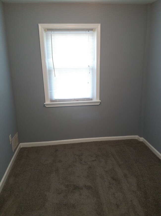 Building Photo - Charming 3 Bedroom/1 Bathroom Townhome in ...