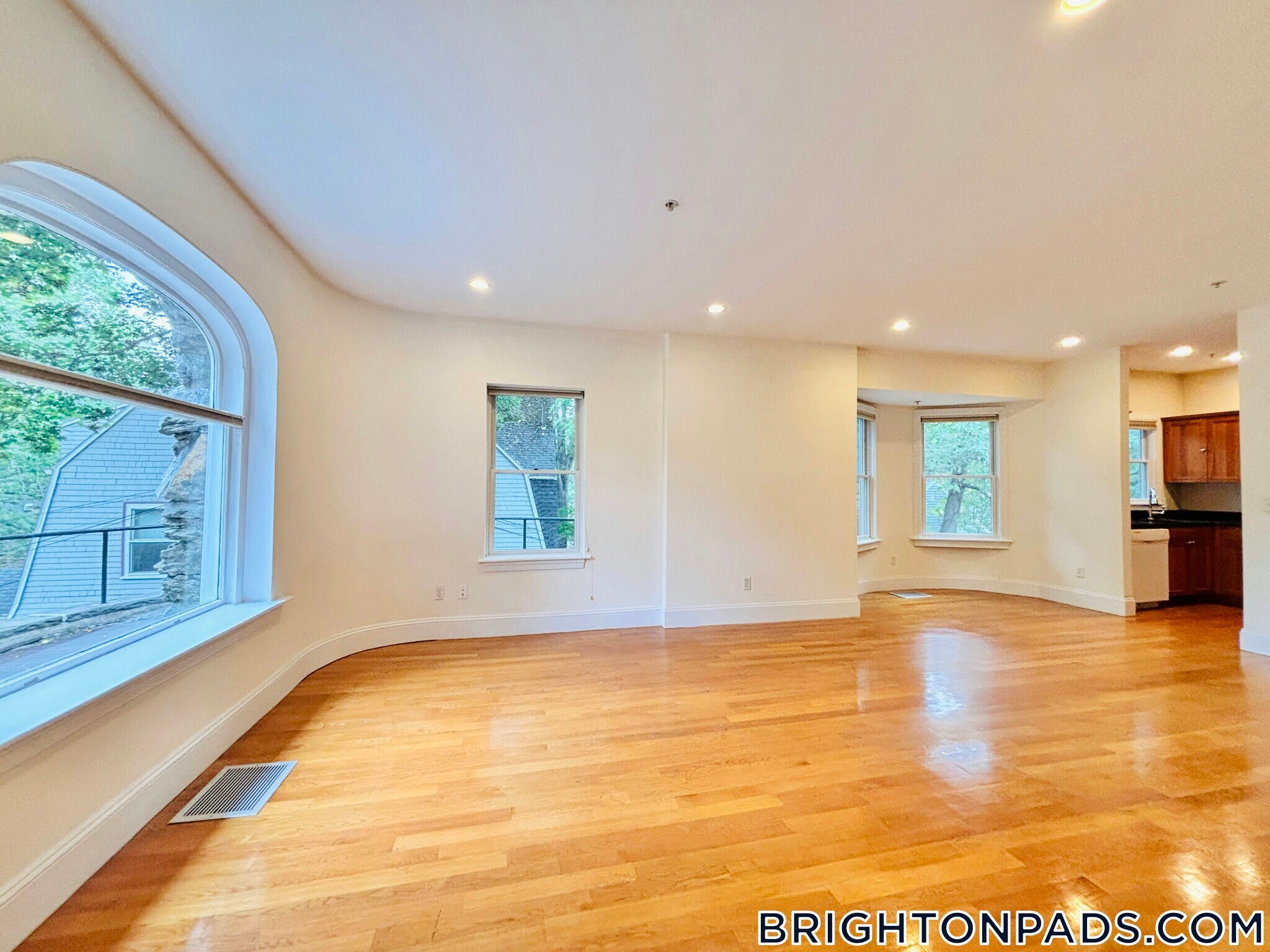 Building Photo - 10 Selkirk Rd