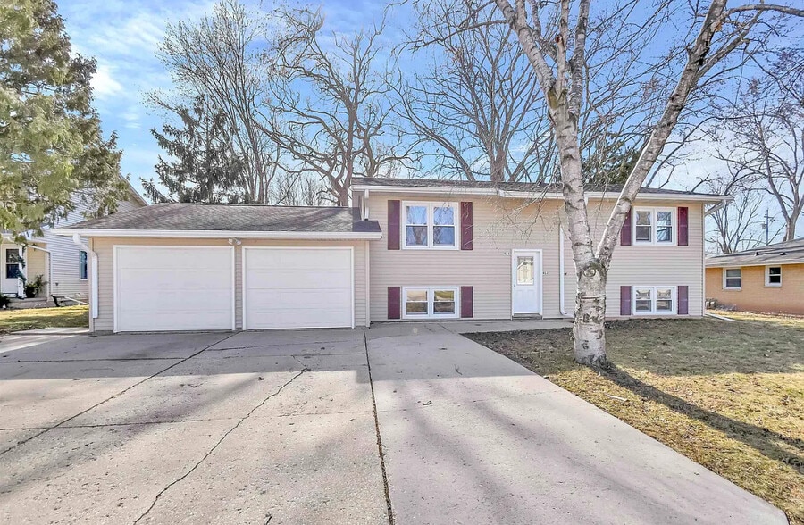 Fornt yard upper(left garage)/ lower unit(right garage) - 414 N Saint Bernard Dr
