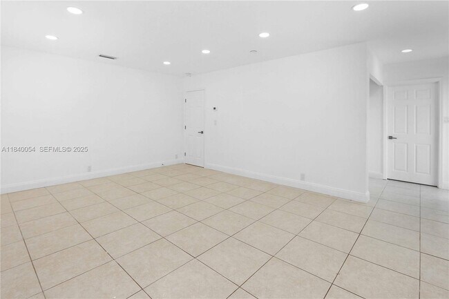 Building Photo - 1110 S 14th Ave