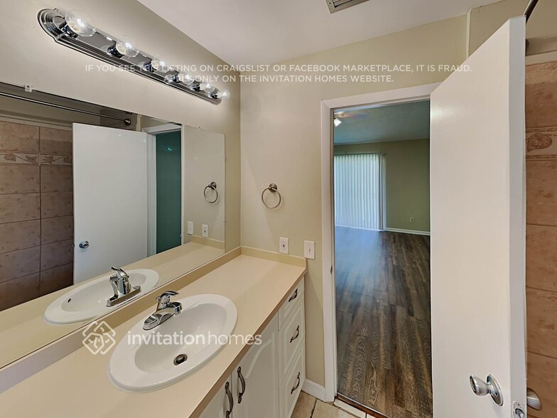 Building Photo - 9701 NW 33rd Manor