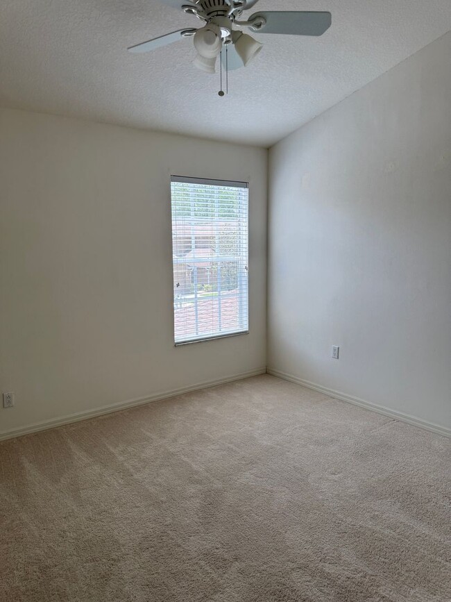 Building Photo - Spacious 2 Bedroom, 1.5 Bath Townhouse For Lease