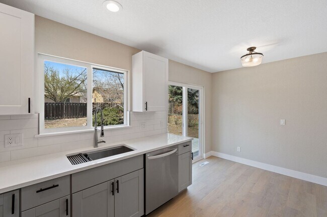 Building Photo - Beautifully Updated Ranch Home w/ Finished...