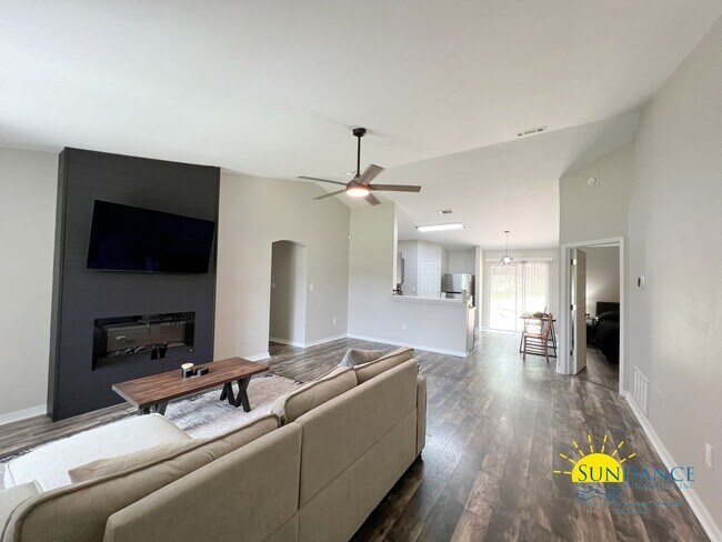 Building Photo - Charming 3-Bedroom Home in Ridge Crest Sub...