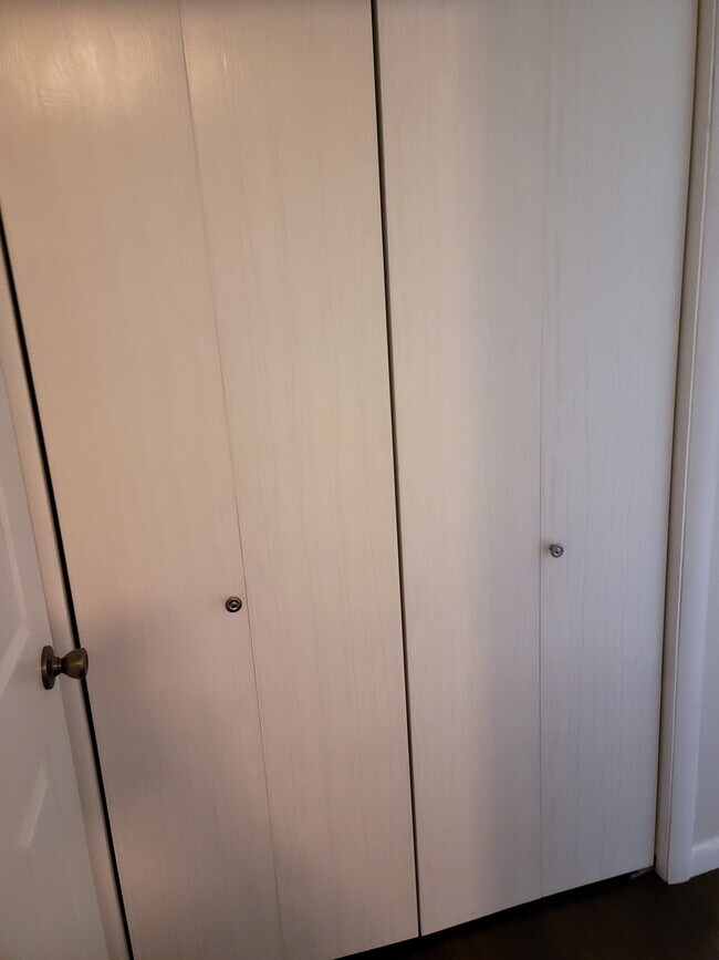 Building Photo - 1440 Sherwood Downs Rd W