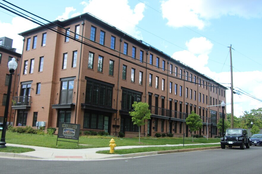 Building Photo - 904 N Buchanan Ct