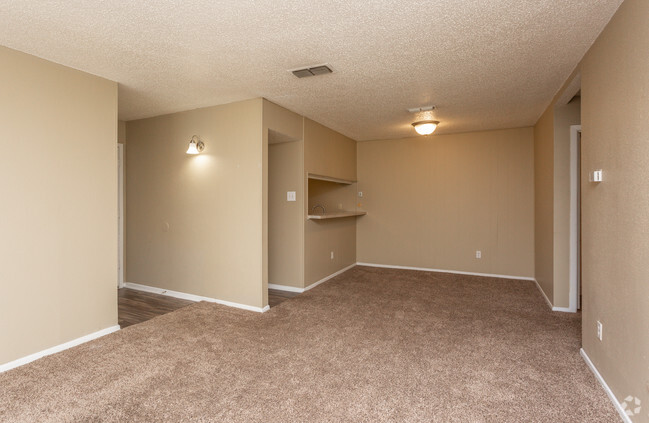 1BR, 1BA - 746SF Living Room & Dining Room - Towne Oaks