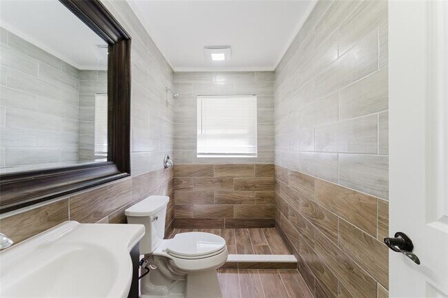 Building Photo - 10646 Lake Oak Way