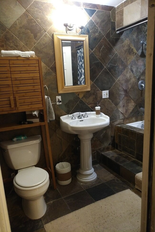 Building Photo - 2047 Ivar Ave