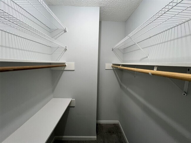 Building Photo - 10053 Westpark Dr