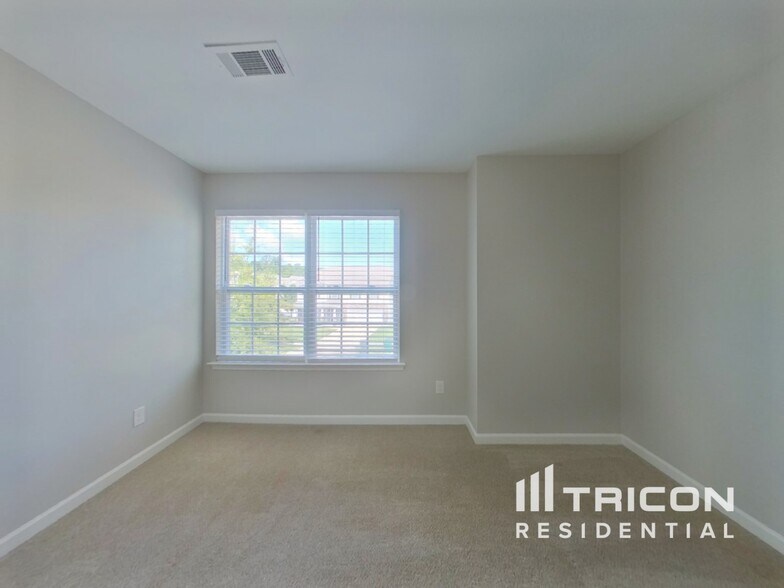 Building Photo - 7027 Palatine Ln