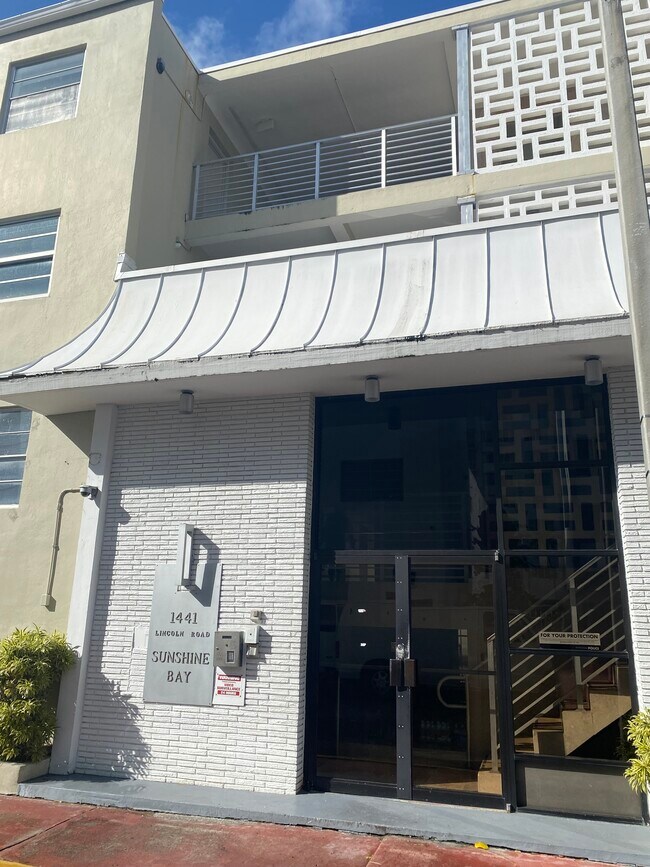 Building Photo - 1441 Lincoln Rd