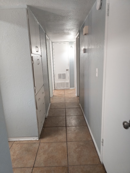 Building Photo - 506 N Hunt Dr