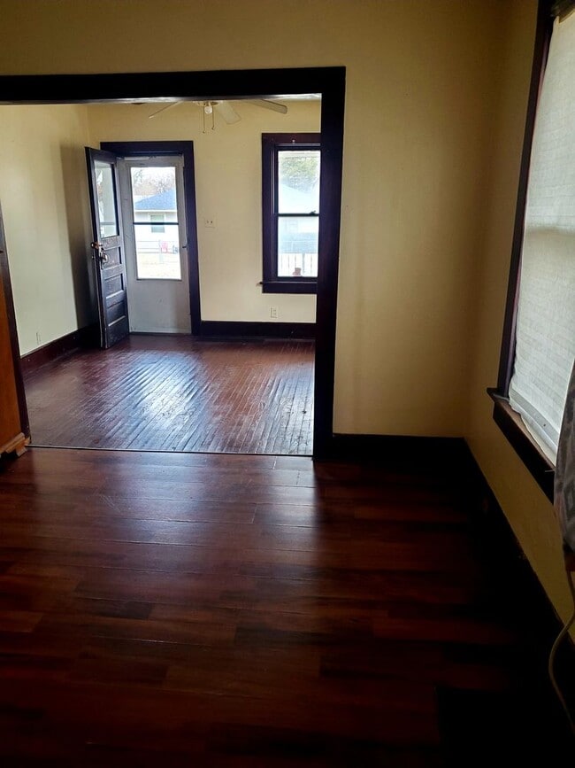 Building Photo - Coming Soon! Well Maintained and Clean 2br/1ba House with Hardwood Throughout