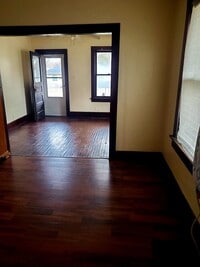 Building Photo - Coming Soon! Well Maintained and Clean 2br/1ba House with Hardwood Throughout