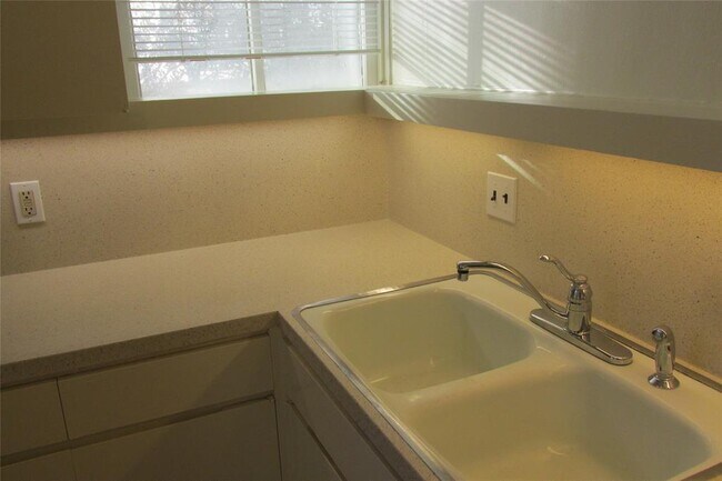 Building Photo - 800 San Antonio St