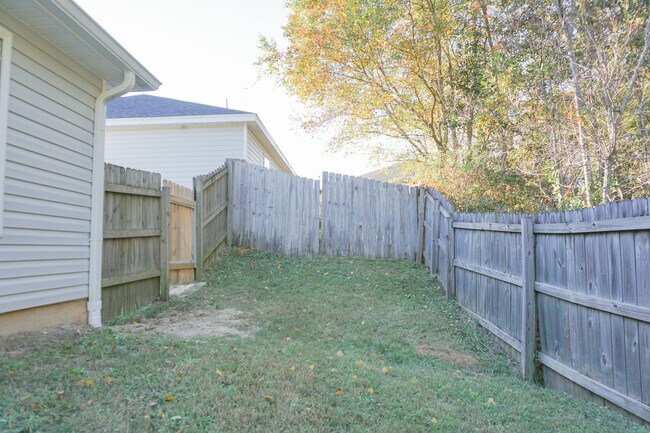 Building Photo - 321 Apple Dr