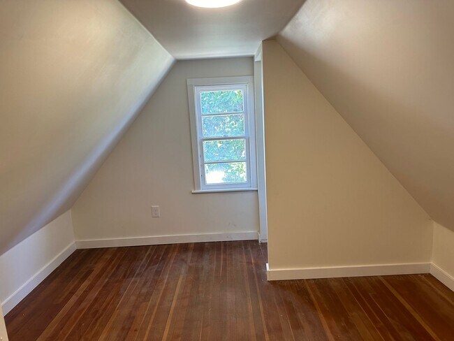 Building Photo - Updated 4 bedroom home on a huge lot!
