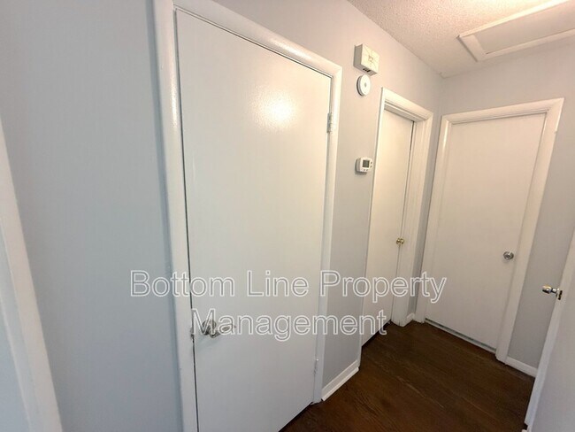 Building Photo - 628 Camrose Dr