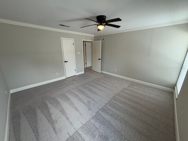 Building Photo - Totally redone 4 bedrooms townhouse.
