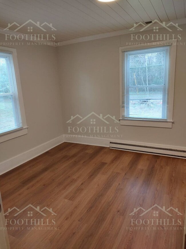 Building Photo - 211 Dickens Ave