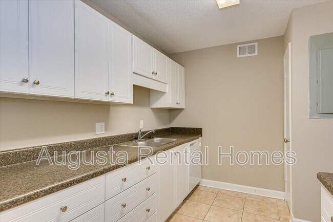 Building Photo - 2905 Arrowhead Dr