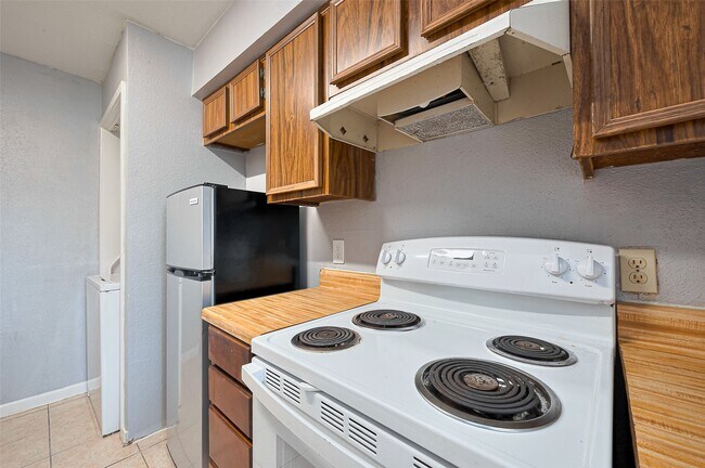 Building Photo - 9090 S Braeswood Blvd