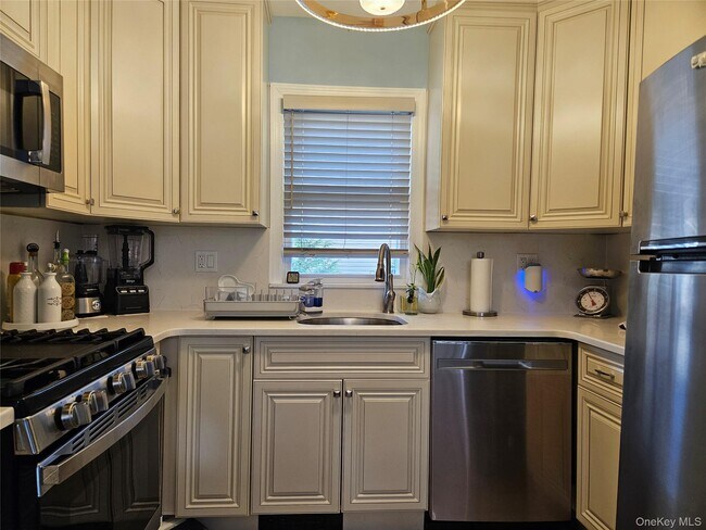 Building Photo - 156 Beechwood Ave