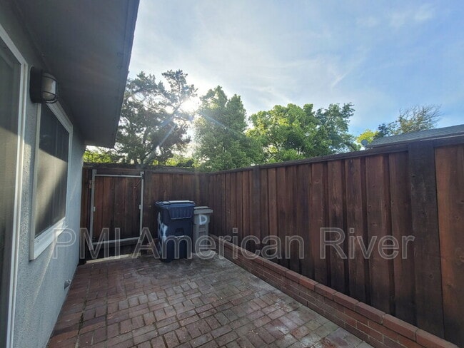 Building Photo - 8629 La Riviera Dr