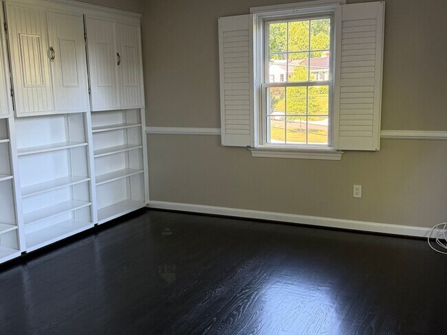 Building Photo - Stunning Home, Great Location, and More!