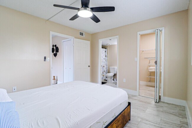 Building Photo - 450 Palm Cir W