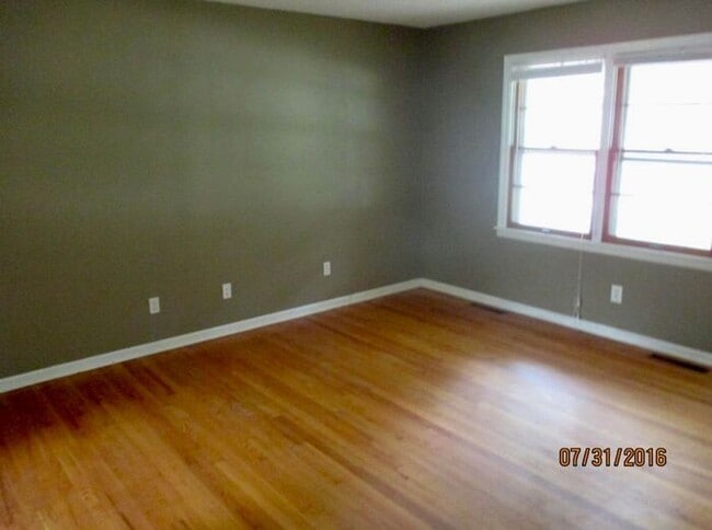 Building Photo - Darling 4 Bed 2 Bath Ranch in Olathe-Comin...