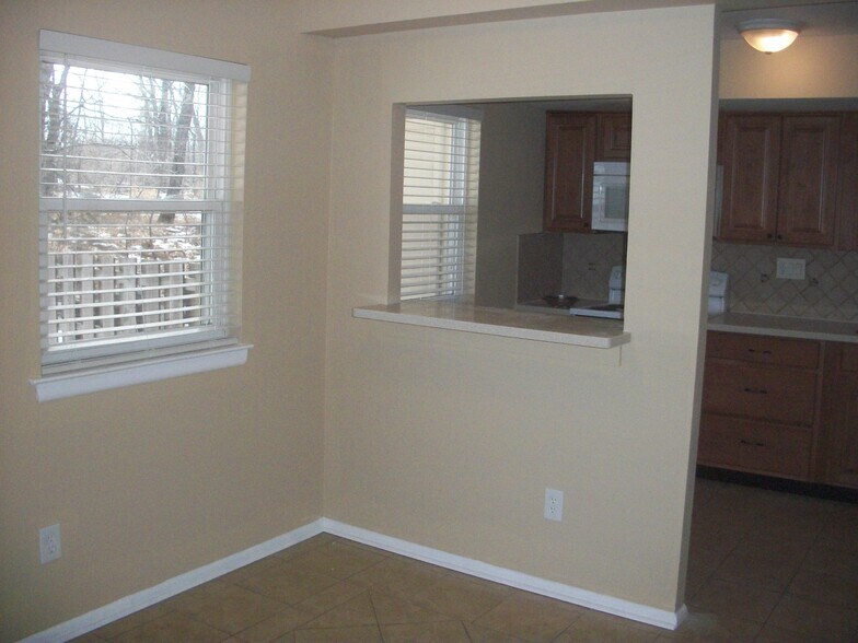 Pass thru to dinning room - 88 Wexford Dr