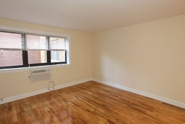 Building Photo - 558 W Arlington