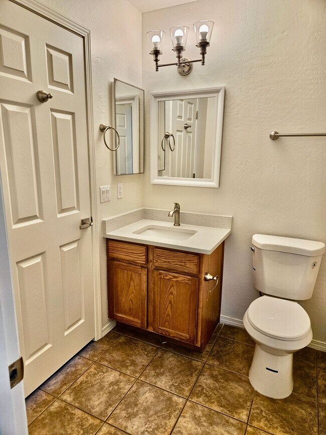 Building Photo - Excellent remodeled 2 bed 2 bath home in P...