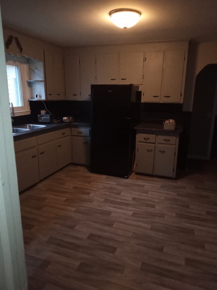 Building Photo - 385 Saxton St