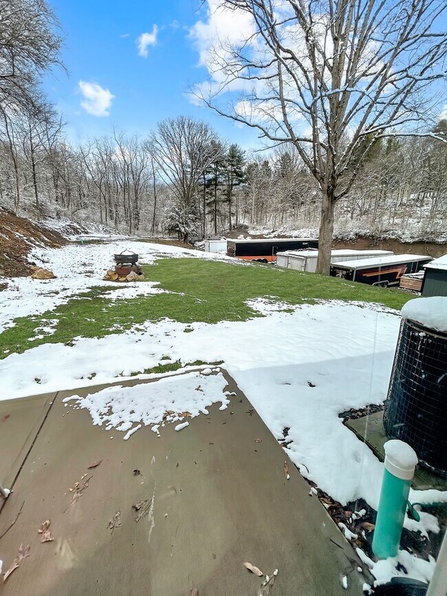 Building Photo - Charming 3-bedroom, 1-bath home in Oakdale, PA!