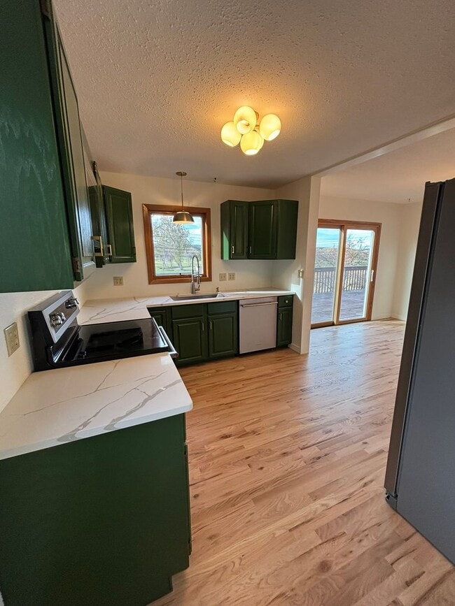 Building Photo - 5 BED | 3 BATH | CARPORT | WEST RAPID