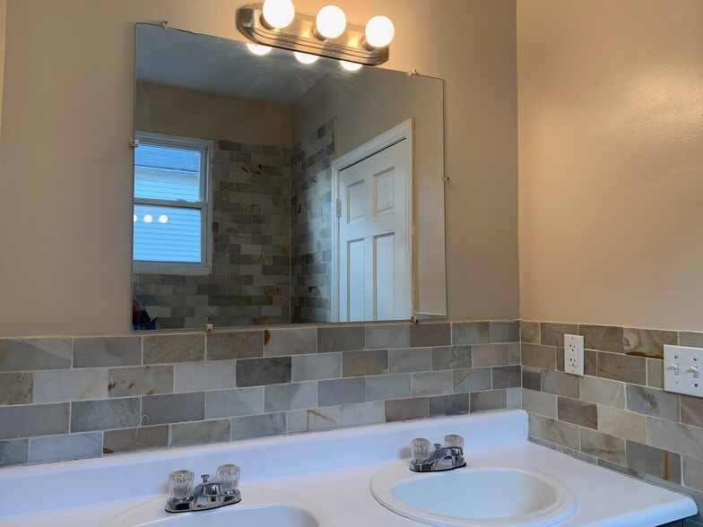 Building Photo - 69 Schley St