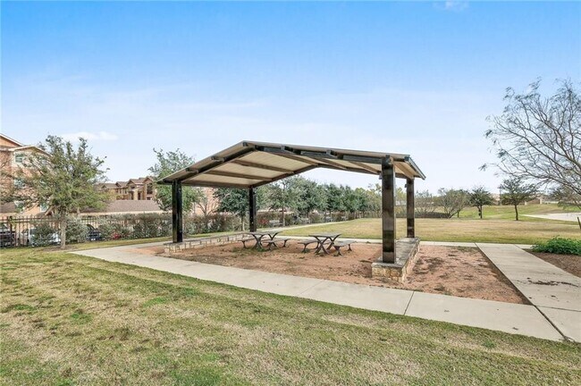 Building Photo - 525 N Heatherwilde Blvd