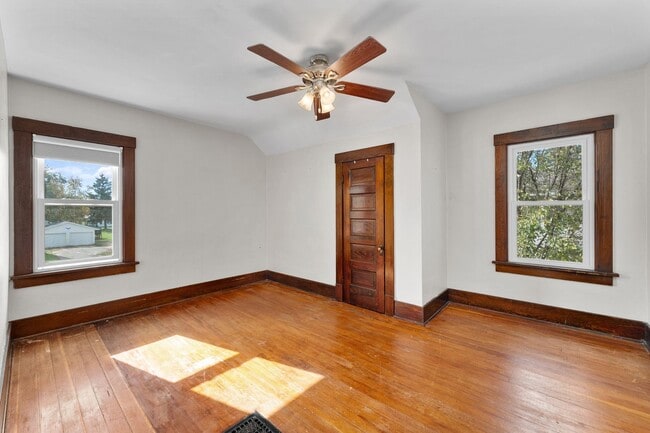 Building Photo - 568 W Main St