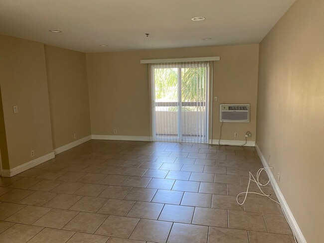 Building Photo - Centrally located 2 bed, 2 bath gated apar...