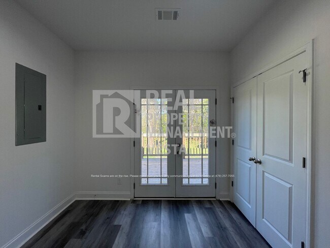 Building Photo - 2349 Berthadale Ave